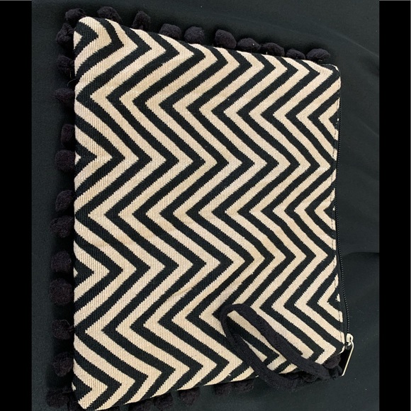 💢SOLD💢POM POM CLUTCH IDEAL FOR YOUR BEACH BAG 🏖 - Picture 3 of 3